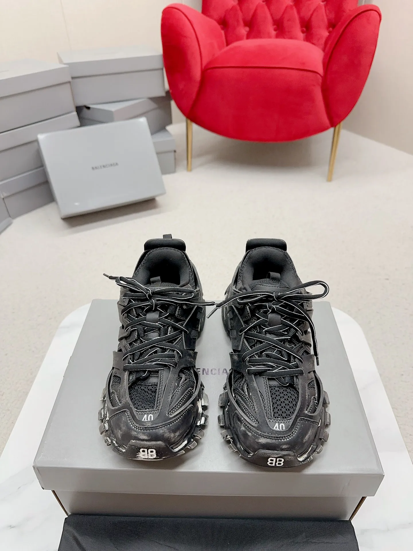 👟👟Ex-factory price 980👟👟 Men's size +10 𝐁𝐚𝐥𝐞𝐧𝐜𝐢𝐚𝐠𝐚|||𝐭𝐫𝐚𝗰𝐤 series 𝟑.𝟎Three generations of sports dad shoes‼ ️ [Top high-end quality from Dongguan Factory] Balenciaga dad shoes ~ super fashionable ~ full and three-dimensional shoes ~ amazing lines ~ very soft and light on the feet ~ super comfortable ~ versatile for commuting ~ can be paired with mid-calf socks, bell bottoms, wide-leg pants, overalls, very high-end ~ very manly and handsome ~ suitable for spring, summer, autumn and winter all year round... ⇢✈ Upper: Exclusive 1:1 original molded custom imported technical fabric mesh + imported cloth + 3M reflective strips [composed of 108 sub-pieces] ⇢✈Inner lining: Breathable mesh ⇢✈Outsole: Exclusive 1:1 original molded PU+TPU+EVA+rubber, a total of 13 sets of grinding tool combinations ⚠️Difference in market currency ~ high-end quality is definitely different ⇢✈𝐒𝐈𝐙𝐄Females: 35, 36, 37, 38, 39, 40 ⇢✈𝐒𝐈𝐙𝐄Men: 39, 40, 41, 42, 43, 44, 45